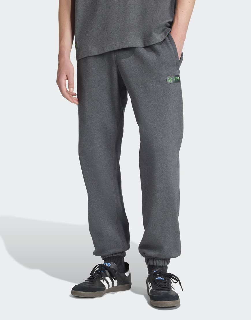 adidas Performance - Mercedes-AMG Petronas Formel 1 One Team Premium - Hose aus Sweatstoff in dunklem Heidegrau von adidas performance