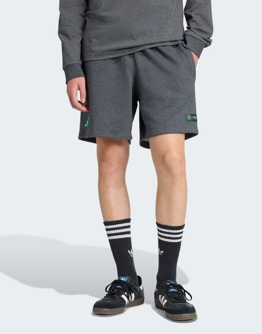 adidas Performance - Mercedes-AMG Petronas Formel 1 One Team Premium - Shorts aus Sweatstoff in dunklem Heidegrau von adidas performance