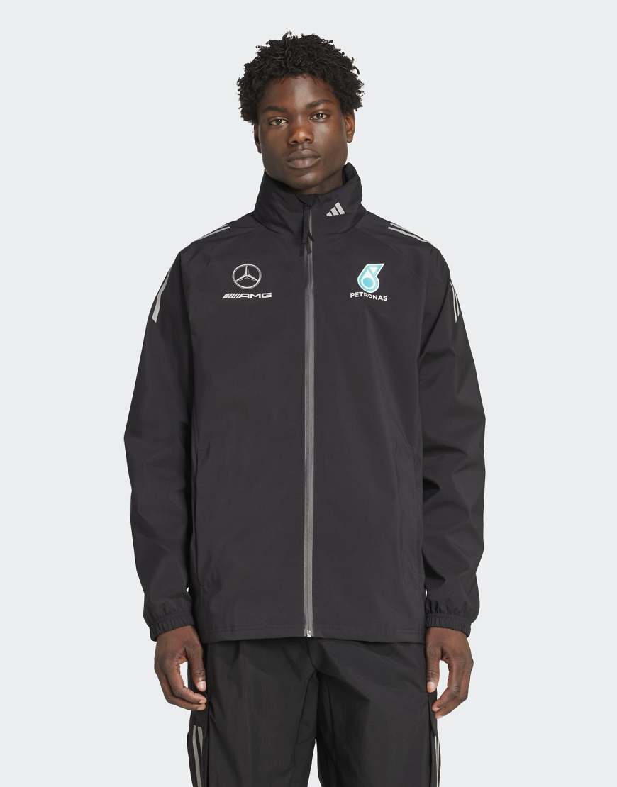 adidas Performance - Mercedes-AMG Petronas Formel 1 Team Mechanics - Regenjacke in Schwarz/Reflektierendes Silber adidas Performance - Mercedes-AMG Petronas Formel 1 Team Mechanics - Regenjacke in Schwarz/Reflektierendes Silber von adidas performance