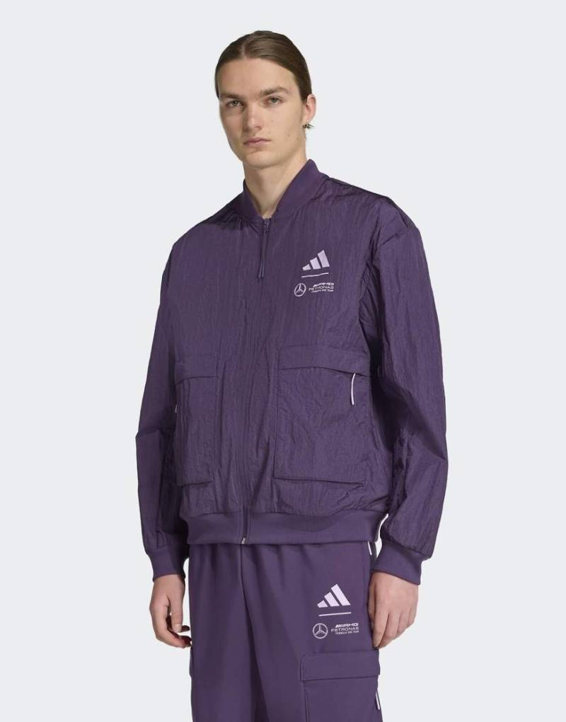 adidas Performance - Mercedes-AMG Petronas Formel 1 Team Premium - Gewebte Bomberjacke in Aurora Plum-Lila von adidas performance