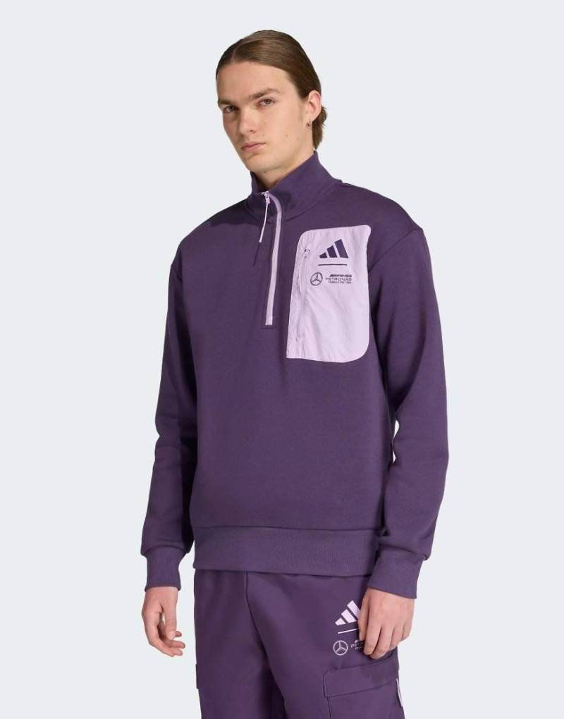 adidas Performance - Mercedes-AMG Petronas Formel 1 Team Premium - Gewebtes Fleece-Oberteil in Aurora Plum-Lila adidas Performance - Mercedes-AMG Petronas Formel 1 Team Premium - Gewebtes Fleece-Oberteil in Aurora Plum-Lila von adidas performance