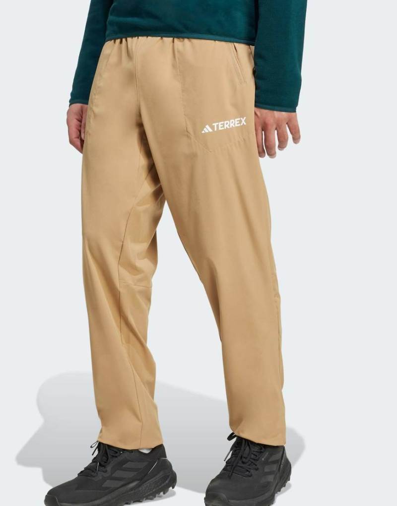 adidas Performance - Multi Essentials - Elastische Hose in Cardboard-Brown von adidas performance