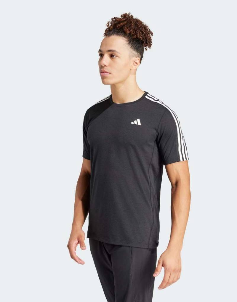 adidas Performance - Own The Run - T-Shirt in Schwarz mit den 3 Streifen adidas Performance - Own The Run - T-Shirt in Schwarz mit den 3 Streifen von adidas performance