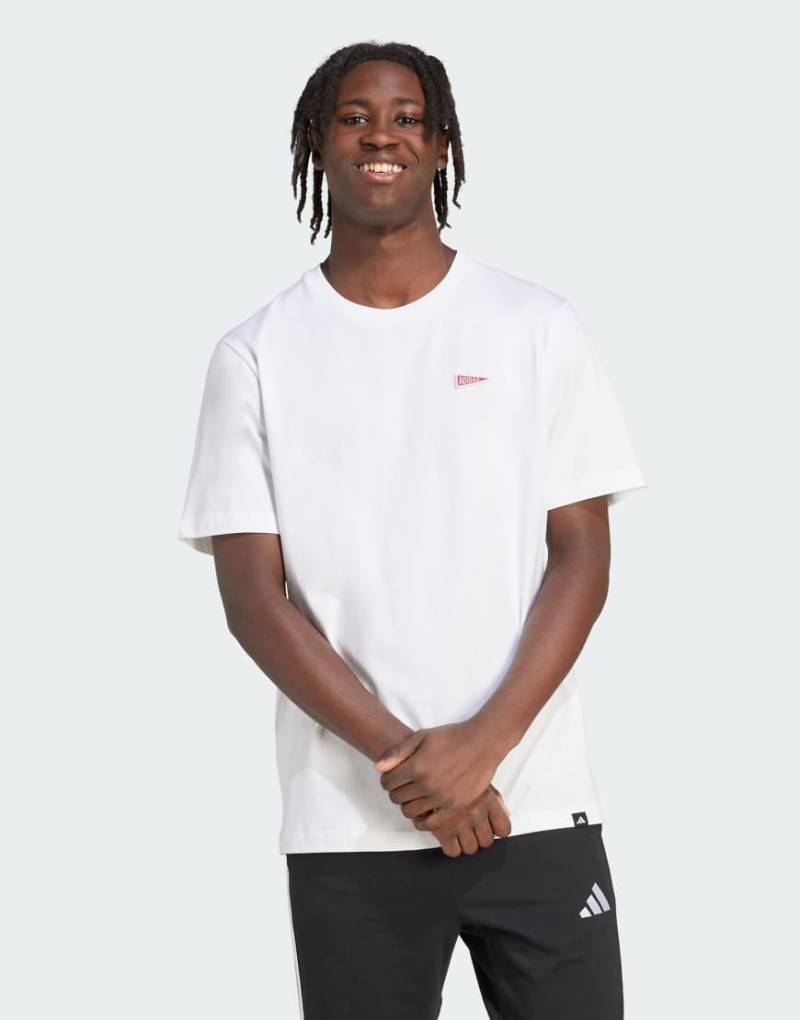 adidas Performance - Pennant - T-Shirt in Weiß mit Grafik von adidas performance