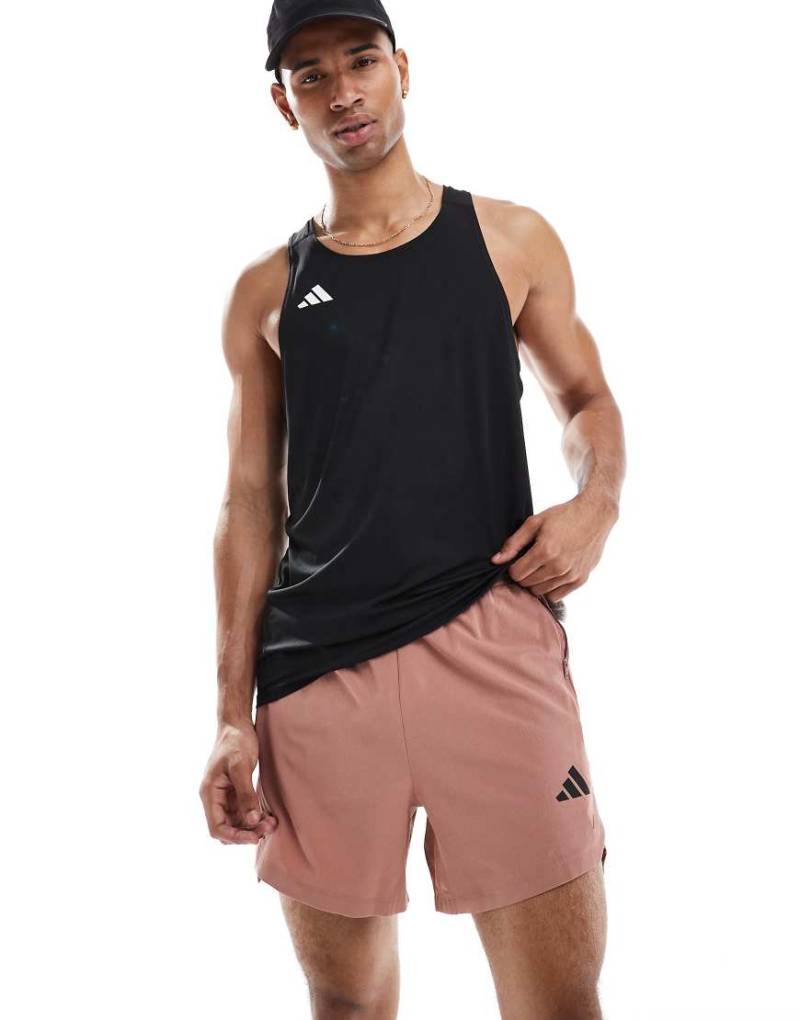 adidas Performance - Power - Shorts in Rot mit den drei Streifen von adidas performance