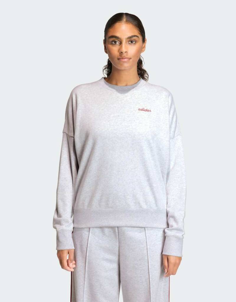 adidas Performance - Seasonal Essentials Colorpop - Sweatshirt in meliertem Hellgrau/Active Maroon mit gesticktem Motiv von adidas performance