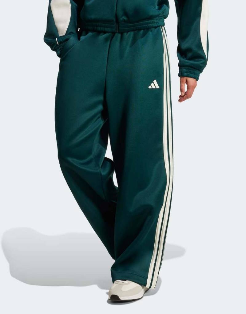 adidas Performance - Stadium - Trainingshose in Aurora Ivy / Wollweiß mit 3 Streifen-Grün von adidas performance