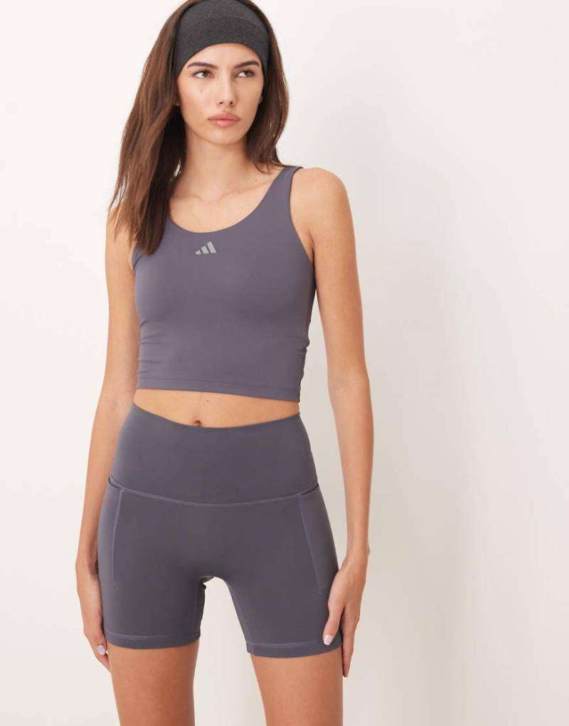 adidas Performance - Studios - Booty-Shorts in Schieferblau mit drei Streifen-Marineblau von adidas performance
