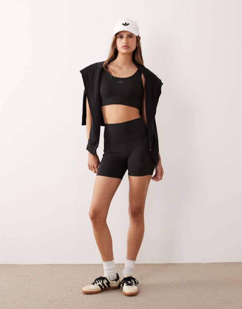 adidas Performance - Studios - Booty-Shorts in Schwarz mit drei Streifen adidas Performance - Studios - Booty-Shorts in Schwarz mit drei Streifen von adidas performance