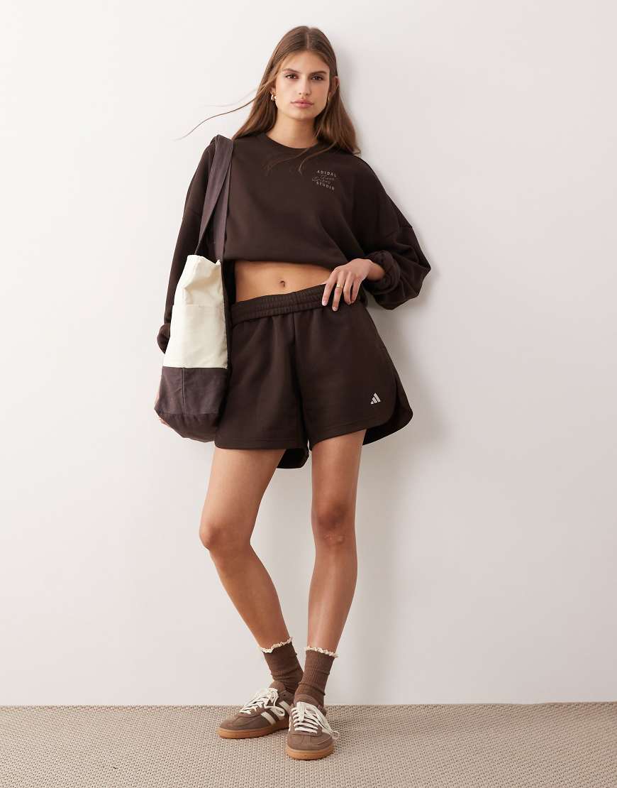 adidas Performance - Studios - Jersey-Shorts in Braun mit den drei Streifen-Brown adidas Performance - Studios - Jersey-Shorts in Braun mit den drei Streifen-Brown von adidas performance