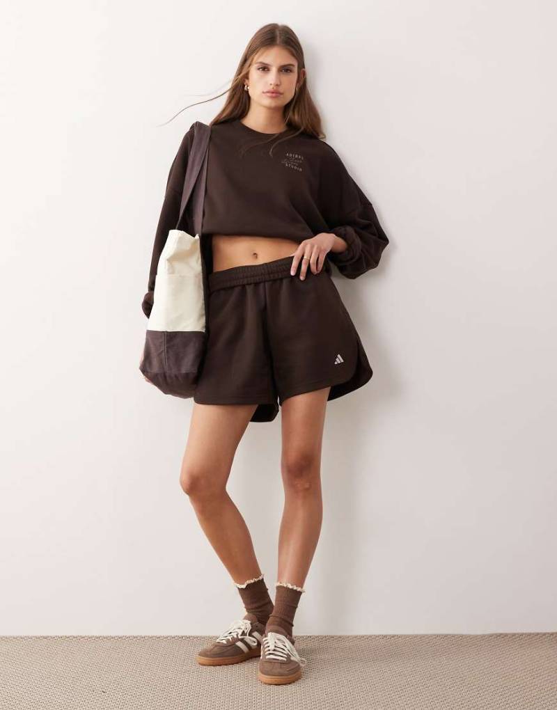 adidas Performance - Studios - Jersey-Shorts in Braun mit den drei Streifen-Brown von adidas performance