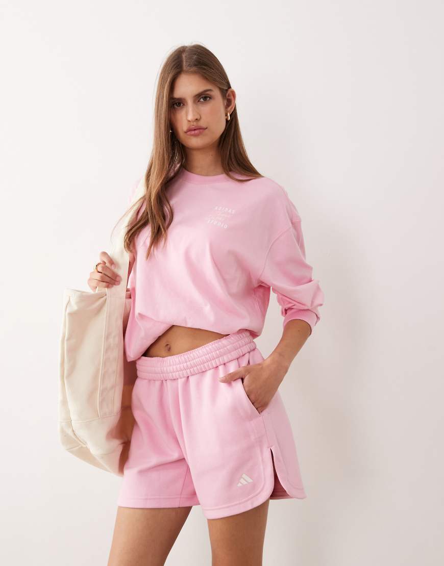 adidas Performance - Studios - Jersey-Shorts in Rosa mit den drei Streifen von adidas performance