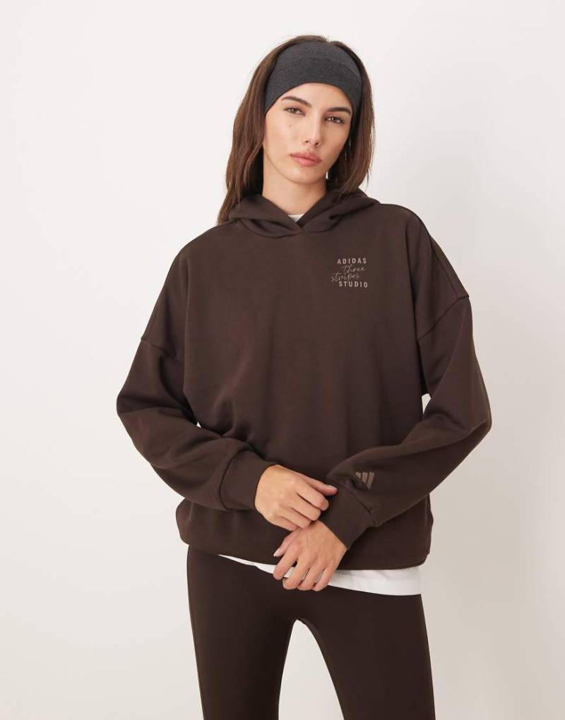 adidas Performance - Studios - Kapuzenpullover in Braun mit den drei Streifen-Brown adidas Performance - Studios - Kapuzenpullover in Braun mit den drei Streifen-Brown von adidas performance