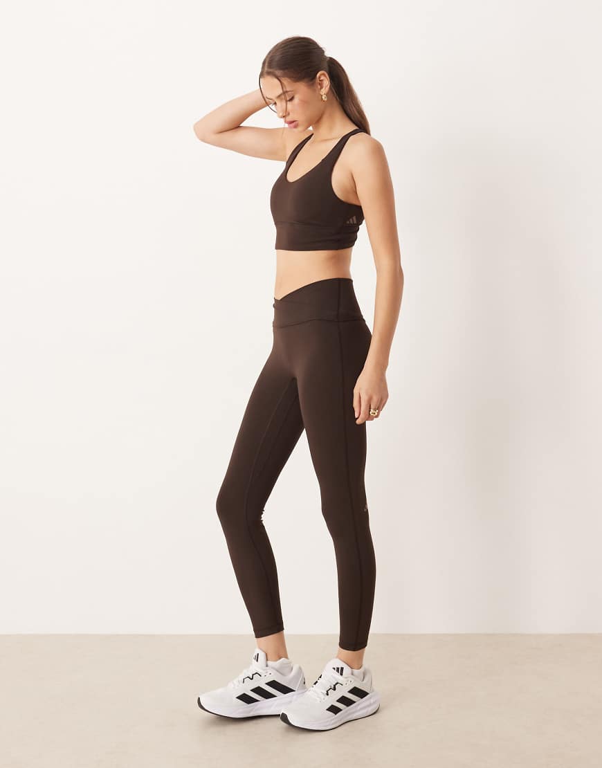 adidas Performance - Three Stripes Studios - Leggings in Braun mit überkreuztem Bund-Brown von adidas performance
