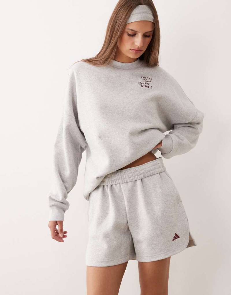 adidas Performance - Studios - Sweatshirt in Grau mit den drei Streifen von adidas performance