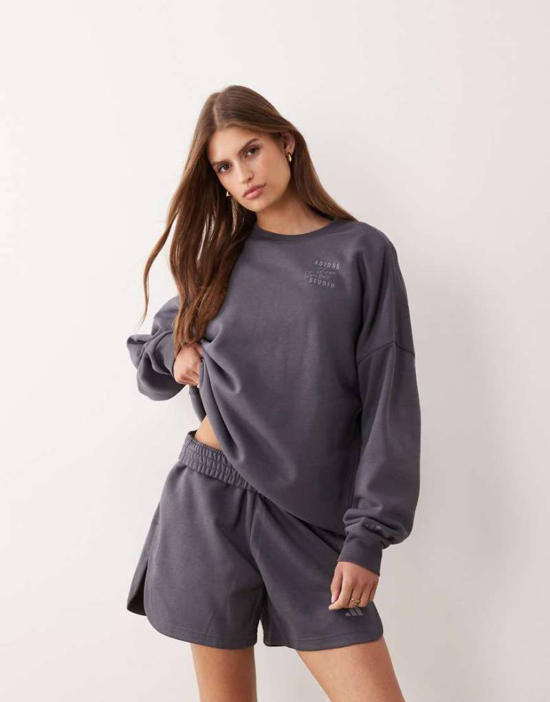 adidas Performance - Studios - Sweatshirt in Schiefergrau mit den drei Streifen-Marineblau von adidas performance