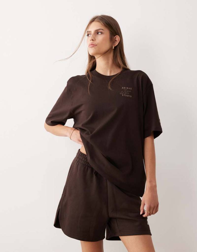 adidas Performance - Studios - T-Shirt in Braun mit den drei STreifen-Brown von adidas performance