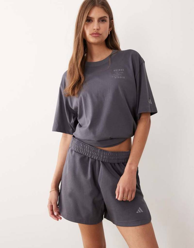 adidas Performance - Studios - T-Shirt in Schieferblau mit den drei Streifen-Grau von adidas performance