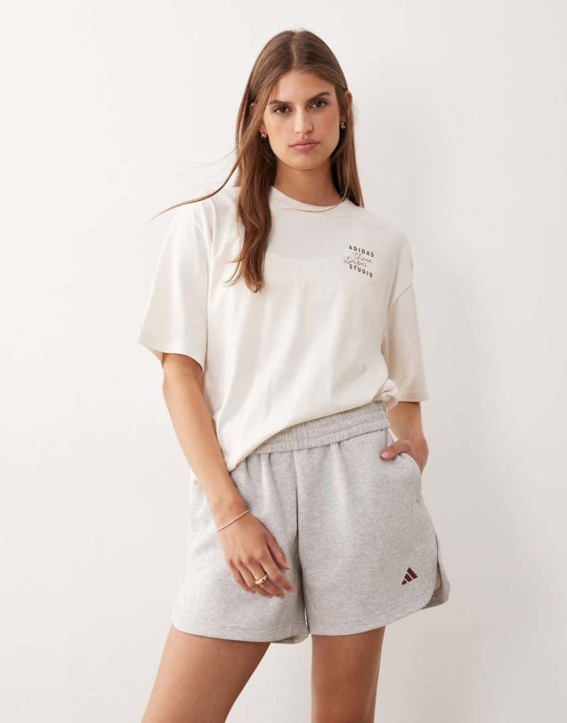 adidas Performance - Studios - T-Shirt in Wollweiß mit den drei Streifen von adidas performance