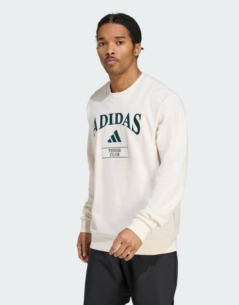 adidas Performance - Sweatshirt in Kreideweiß/Aurora Ivy mit „Adidas"-Retro-Print und Rundhalsausschnitt von adidas performance
