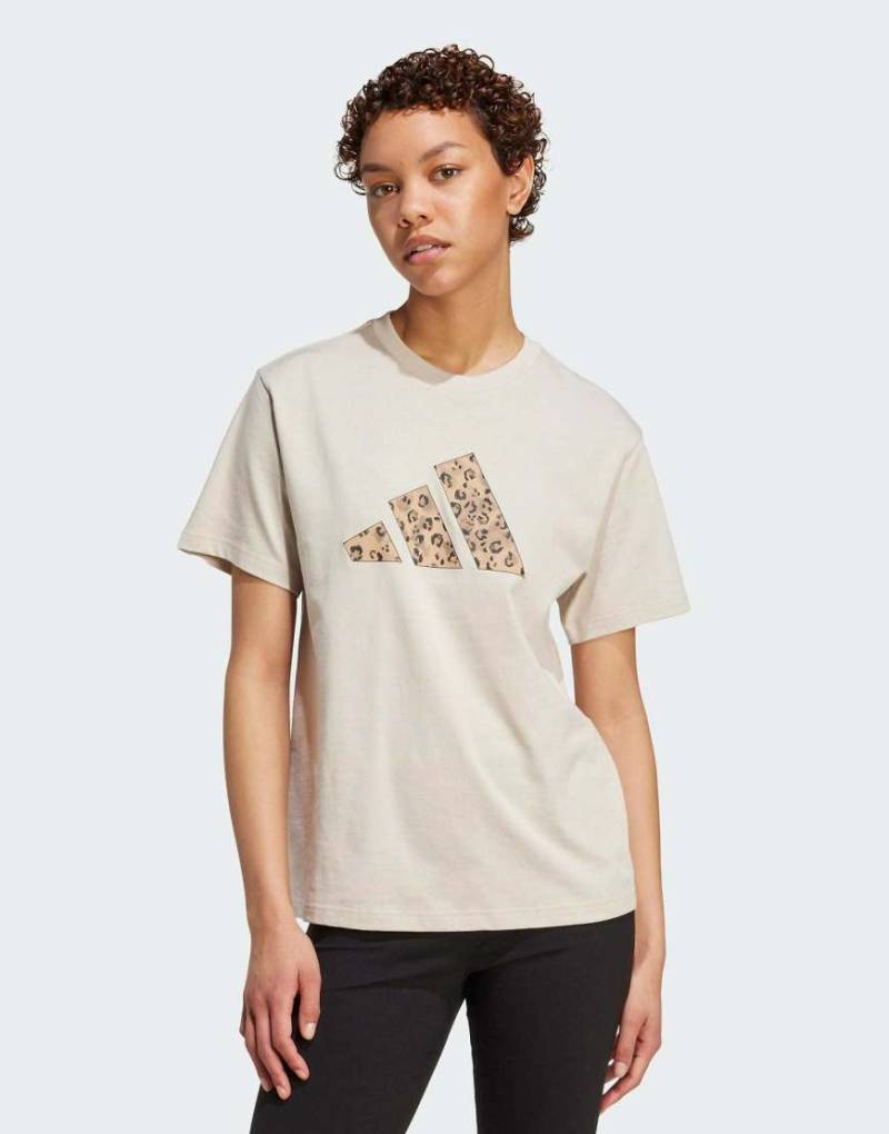 adidas Performance - T-Shirt in Beige mit Animal-Print-Logo-Neutral von adidas performance
