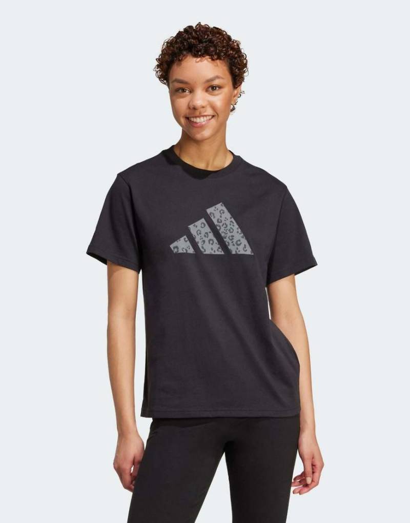 adidas Performance - T-Shirt in Schwarz mit Animal-Print-Logo adidas Performance - T-Shirt in Schwarz mit Animal-Print-Logo von adidas performance