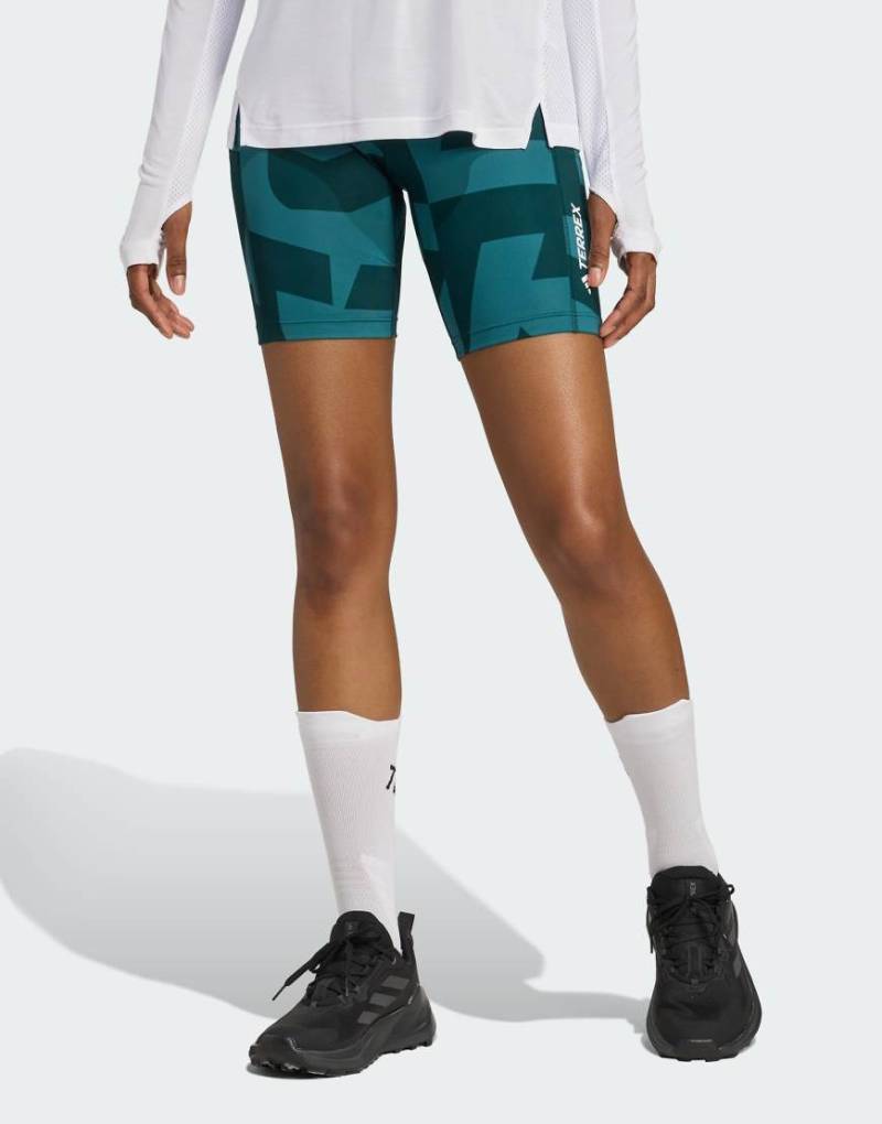 adidas Performance - Terrex Multi - 8-Zoll-Legging-Shorts in Mystery Green / Aurora Ivy mit Print-Grün von adidas performance