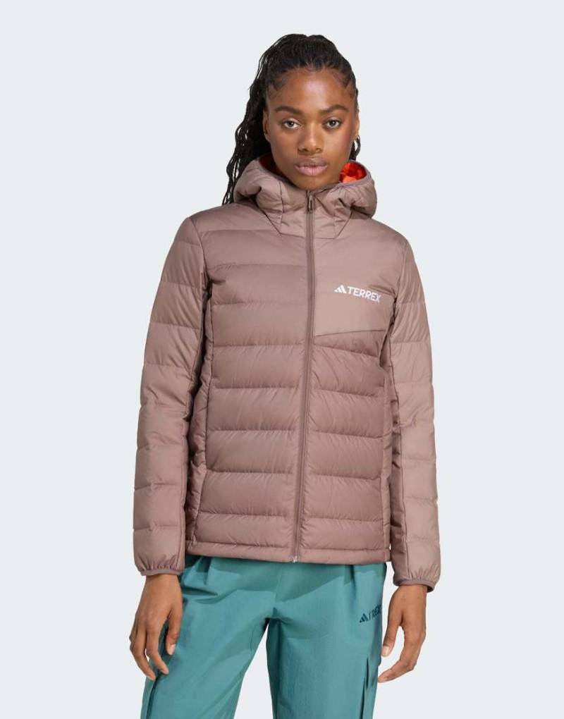 adidas Performance - Terrex Multi Light - Daunenjacke mit Climawarm-Technologie und Kapuze in Earth Strata/Trace-Braun-Grün von adidas performance