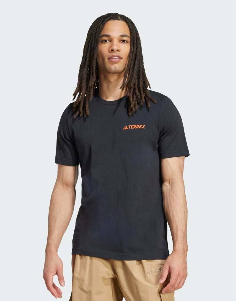 adidas Performance - Terrex - T-Shirt in Schwarz/Semi Impact Orange mit Grafik von adidas performance