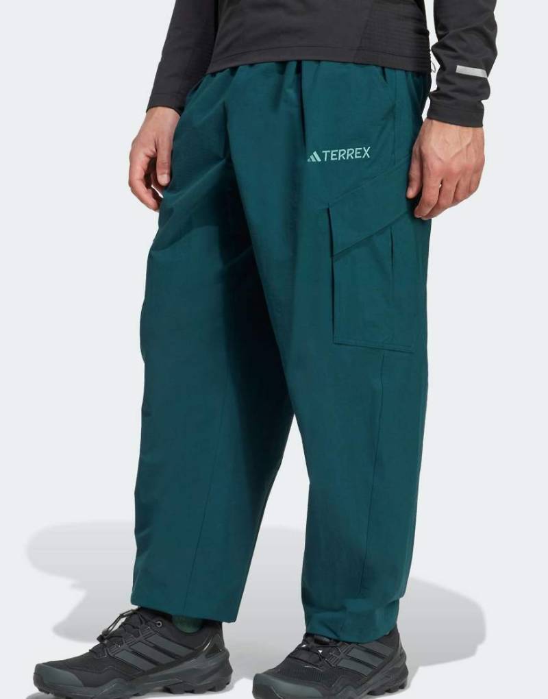 adidas Performance - Terrex Xploric - Cargohose in Aurora Ivy-Grün von adidas performance