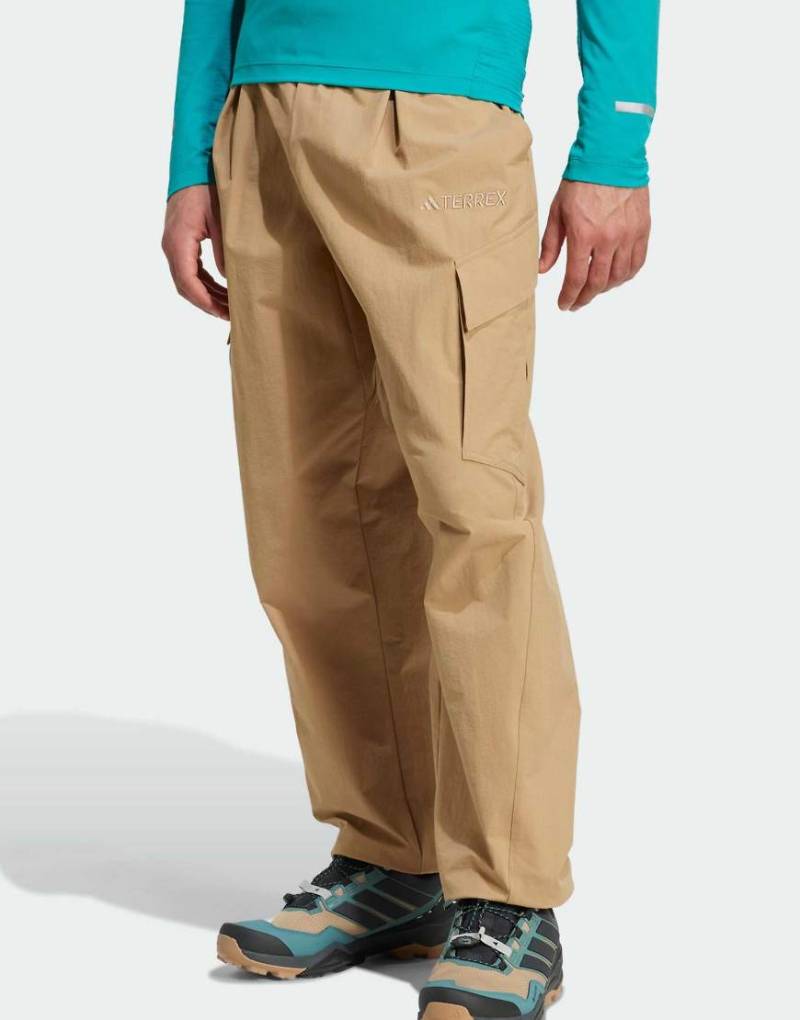 adidas Performance - Terrex Xploric - Cargohose in Cardboard-Brown von adidas performance