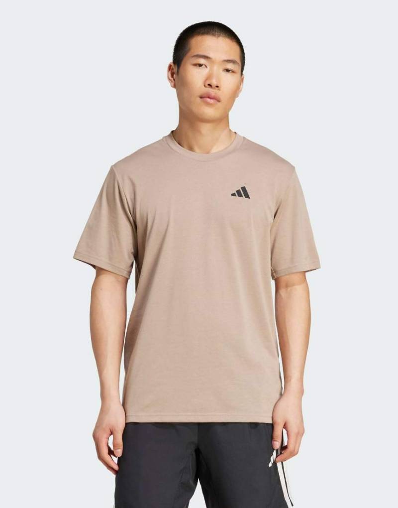 adidas Training - Train Essentials Feelready - Sport-T-Shirt in Kreidebraun und Schwarz von adidas performance