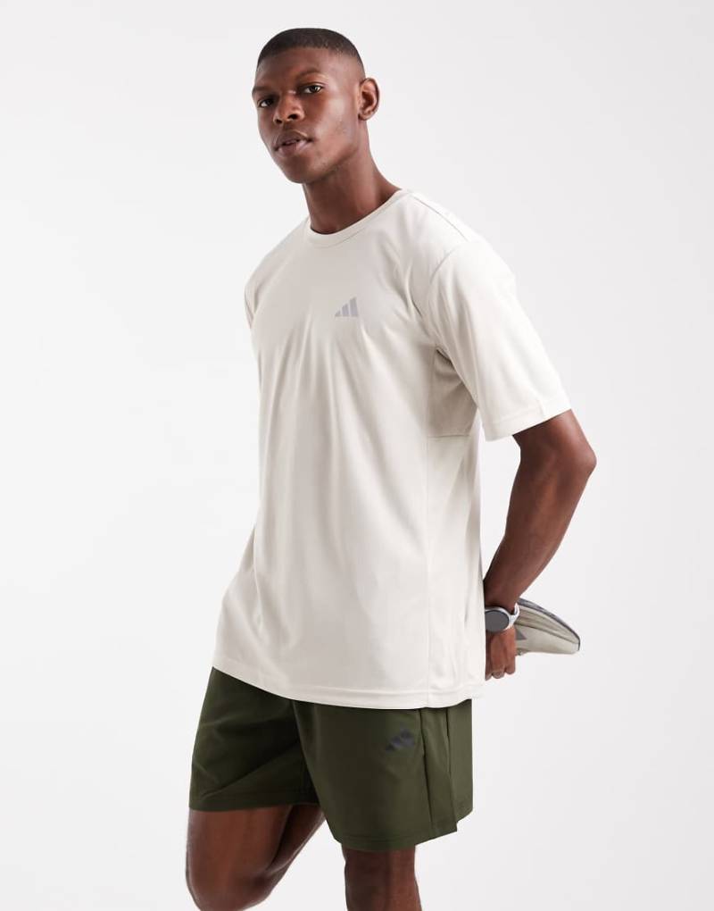 adidas Performance - Training Essentials - Holiday Pack - T-Shirt in Beige-Neutral von adidas performance