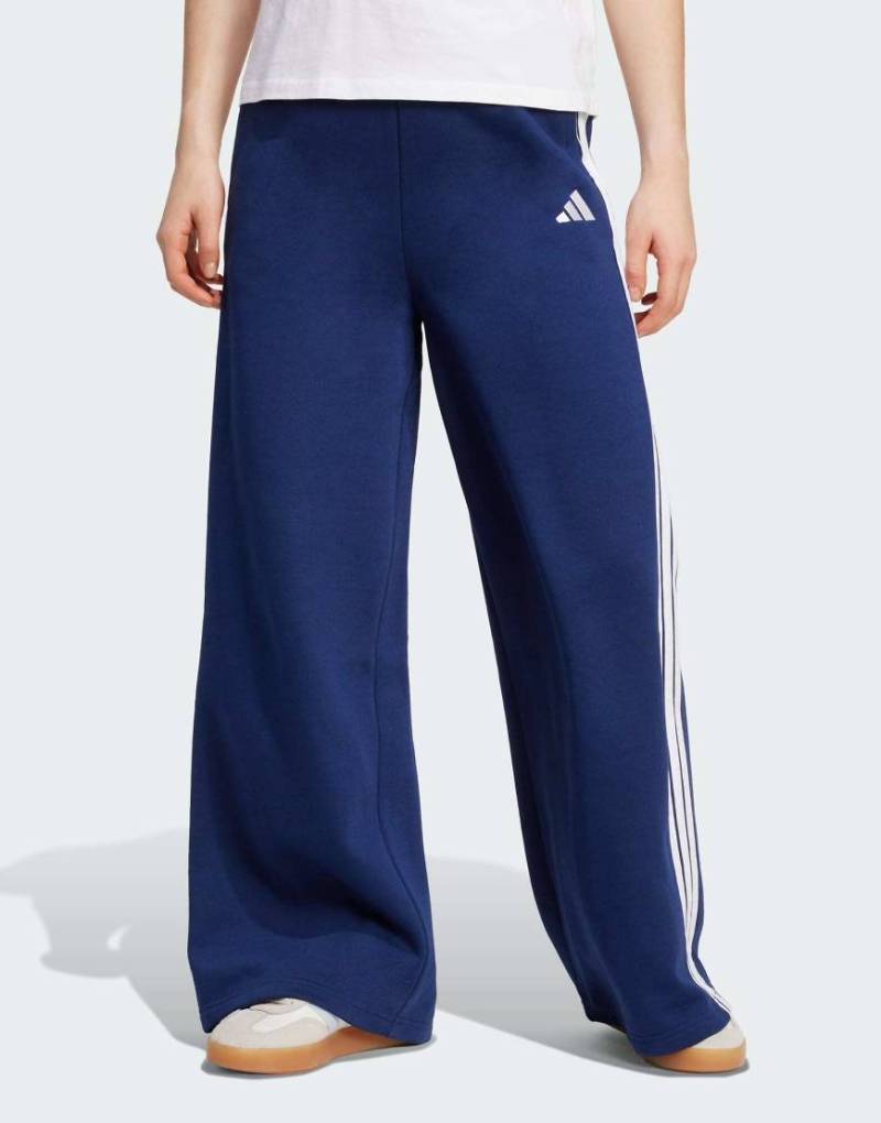 adidas Performance - Weite Fleece-Hose in Dunkelblau mit den 3 Streifen von adidas performance