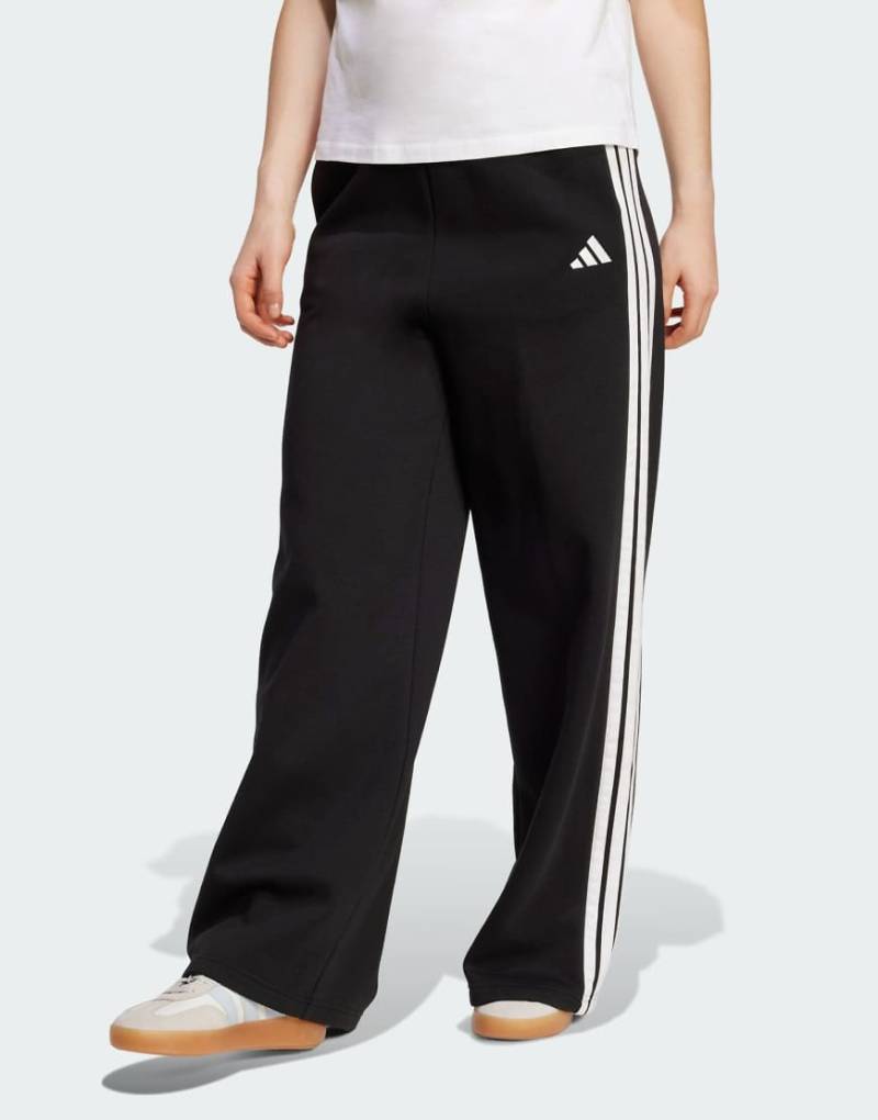 adidas Performance - Weite Fleece-Hose in Schwarz mit den 3 Streifen adidas Performance - Weite Fleece-Hose in Schwarz mit den 3 Streifen von adidas performance