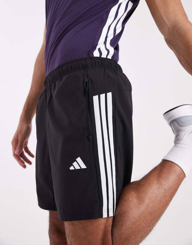 adidas Performance - Workout Essentials - Gewebte Basic-Shorts in Schwarz/Weiß mit den 3 Streifen von adidas performance
