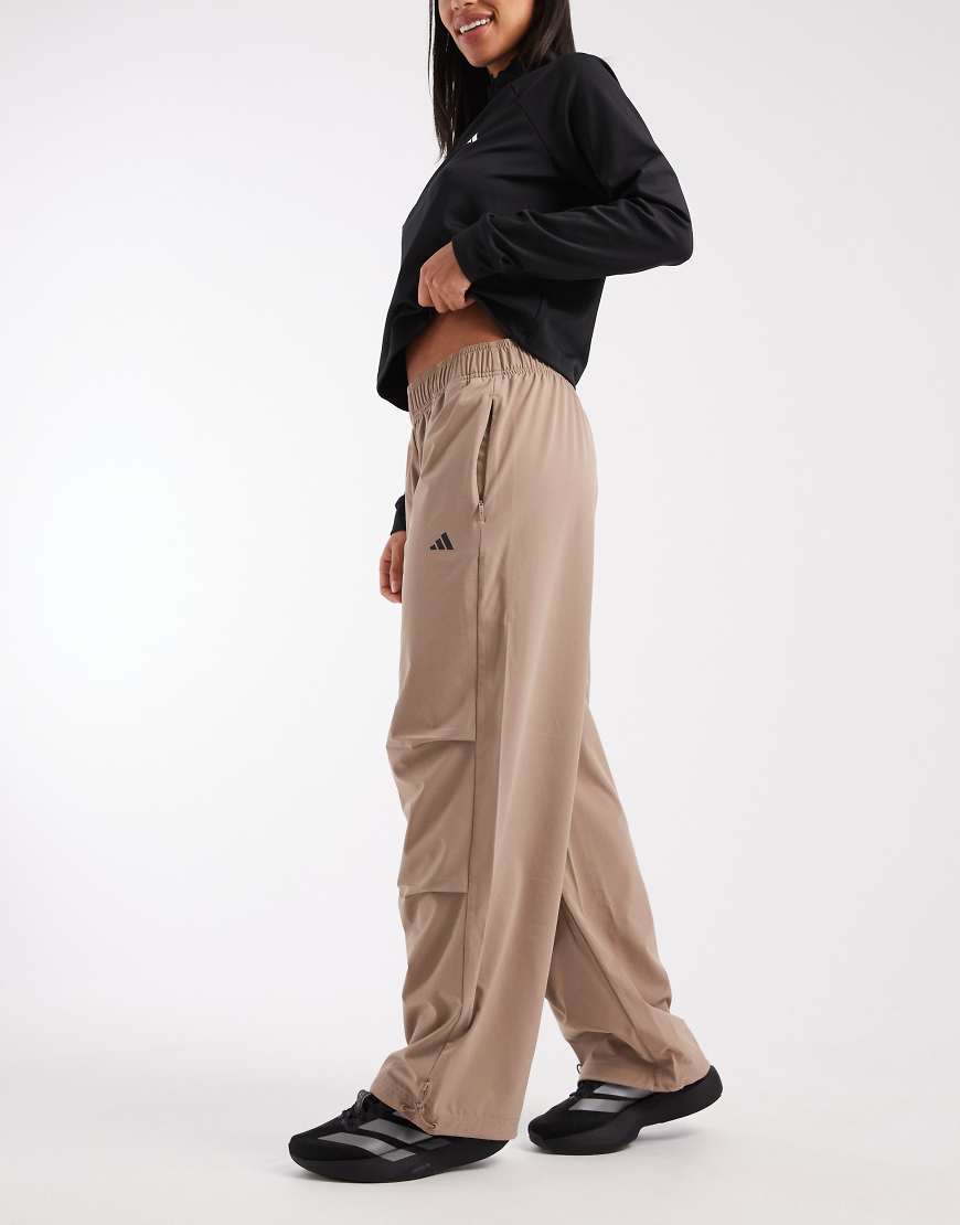 adidas Performance - Workout Essentials - Trainingshose aus Webstoff in Chalky Braun-Brown von adidas performance