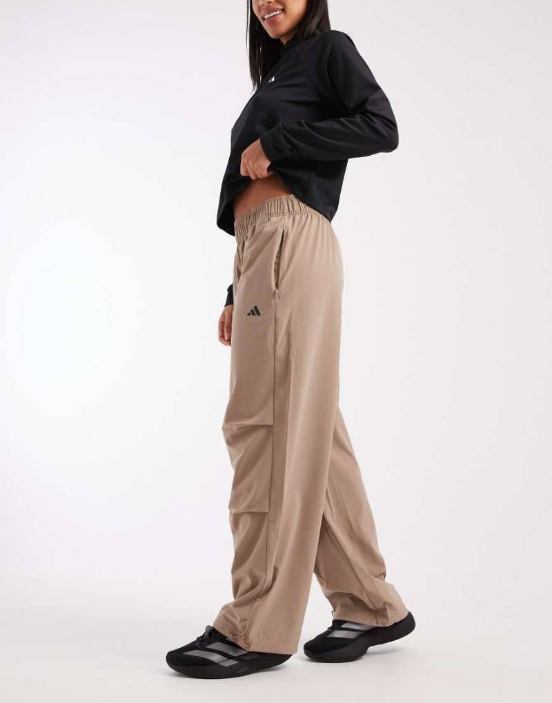 adidas Performance - Workout Essentials - Trainingshose aus Webstoff in Chalky Braun-Brown von adidas performance