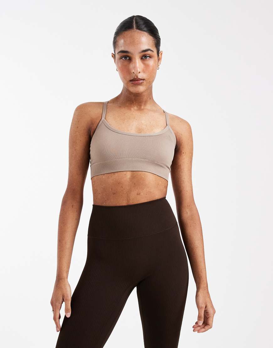 adidas Performance - Workout Essentials - Wattierter BH aus Strick in Kreidebraun mit leichter Stützfunktion-Brown von adidas performance