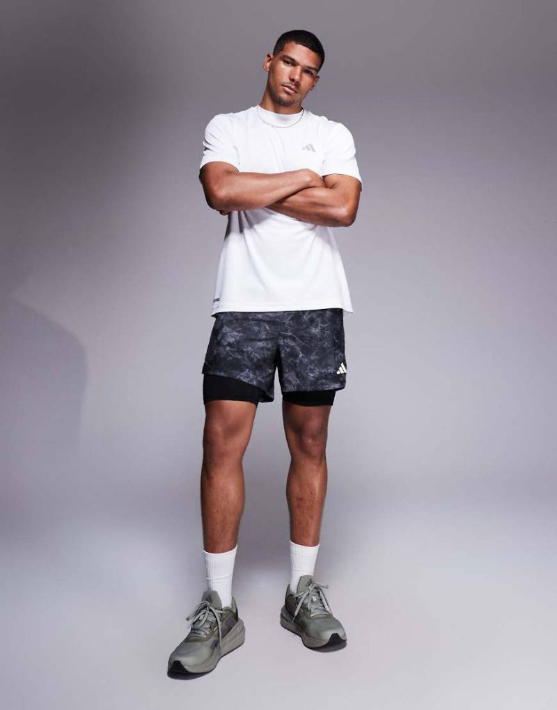 adidas Running - Own The Run - 2-in-1-Shorts in Schwarz/Grau gemustert adidas Running - Own The Run - 2-in-1-Shorts in Schwarz/Grau gemustert von adidas performance