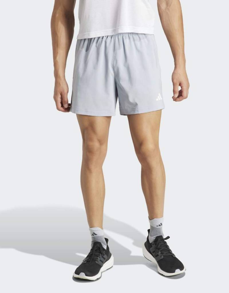 adidas Running - Own The Run - Shorts in Halo Silver-Silber von adidas performance