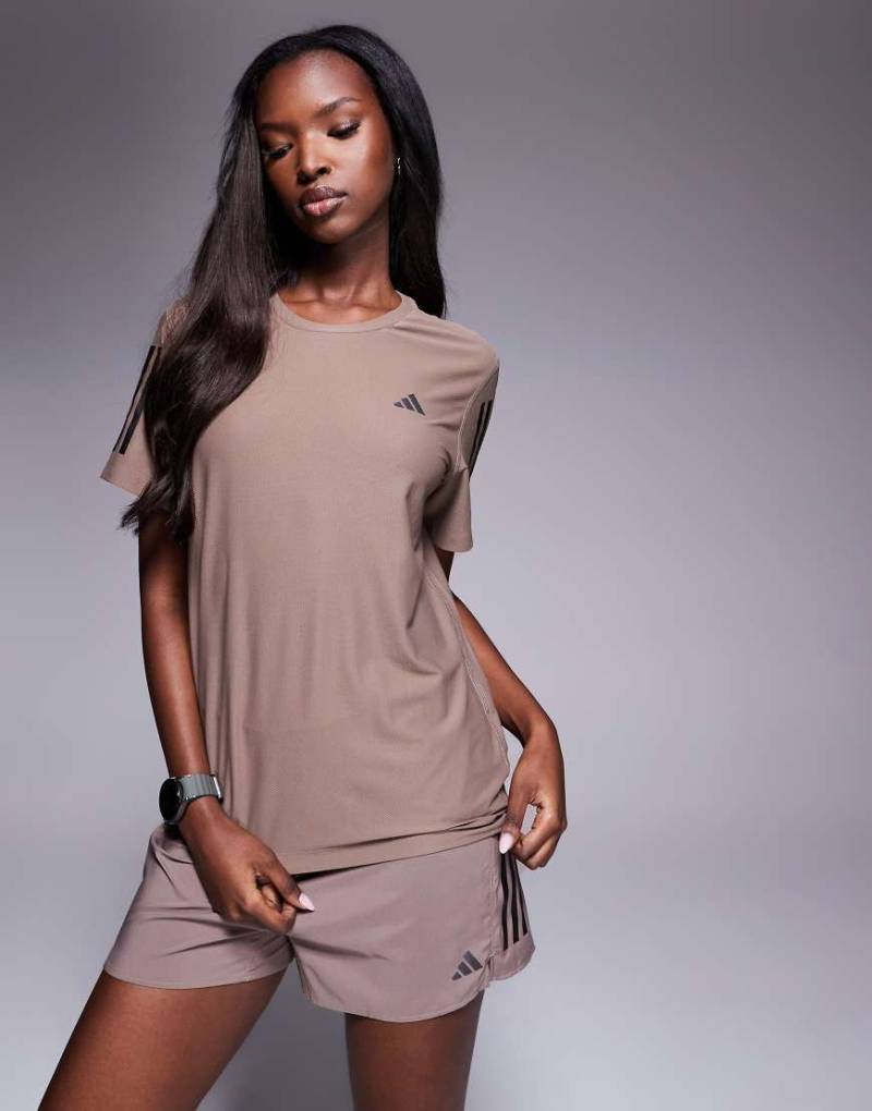 adidas Running - Own The Run - T-Shirt in Braun von adidas performance