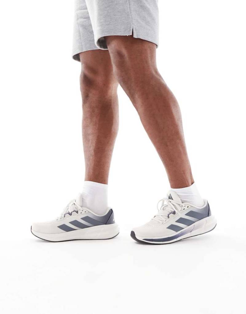 adidas Running - Questar 3 - Laufschuhe in Grau von adidas performance