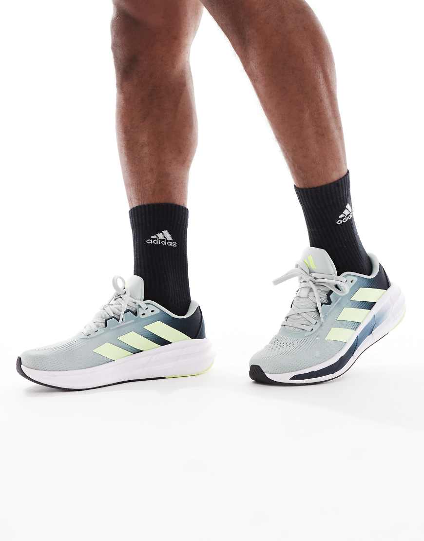 adidas Running - Questar 3 - Sneaker in Grau und Gelb von adidas performance