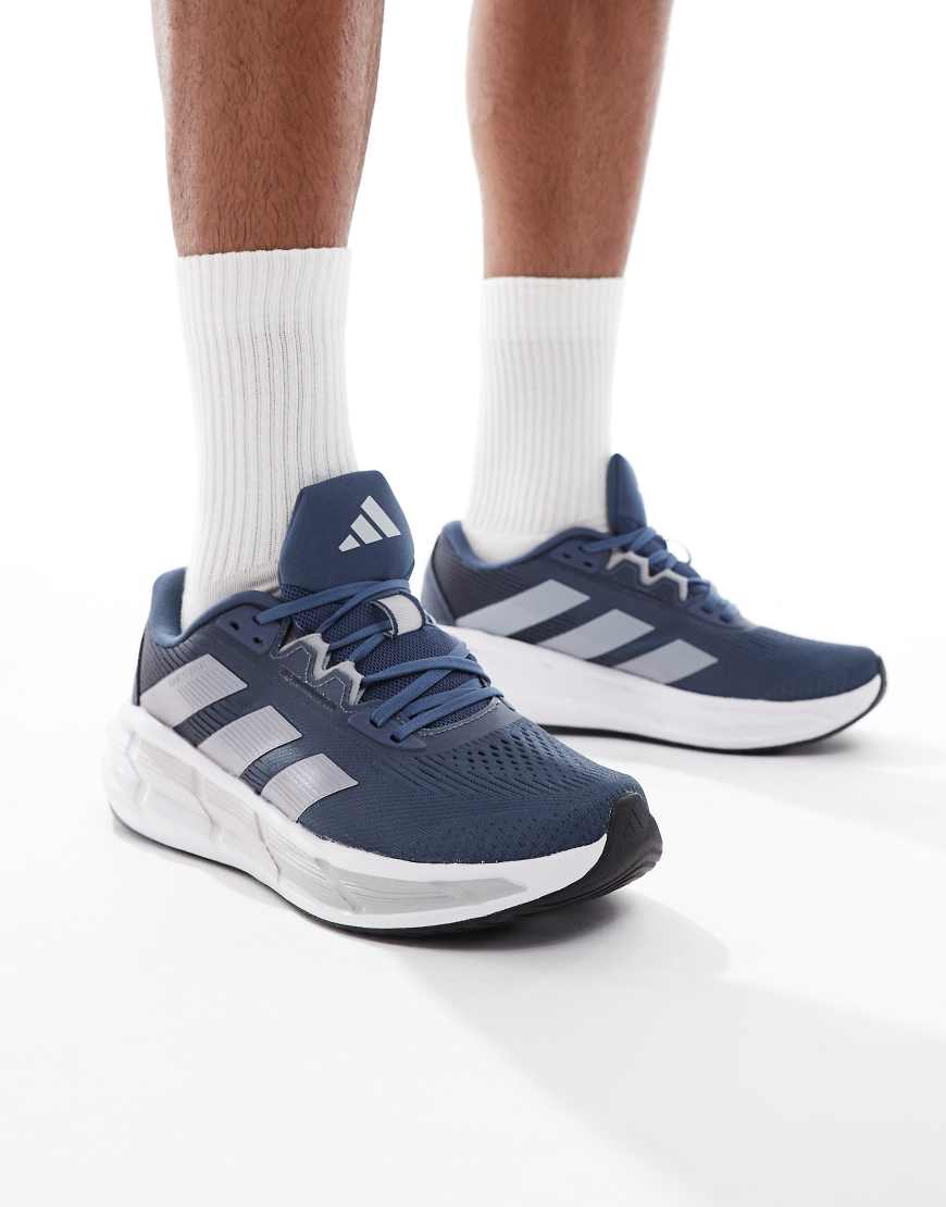 adidas Running - Questar 3 - Sneaker in Marineblau und Silber von adidas performance