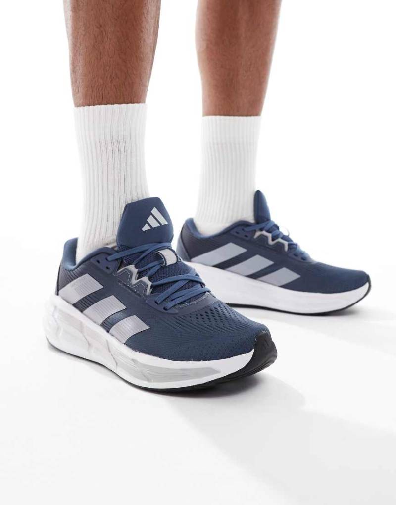adidas Running - Questar 3 - Sneaker in Marineblau und Silber von adidas performance