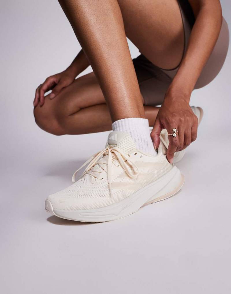 adidas Running - Supernova Rise 2 - Laufschuhe in Weiß und Beige von adidas performance