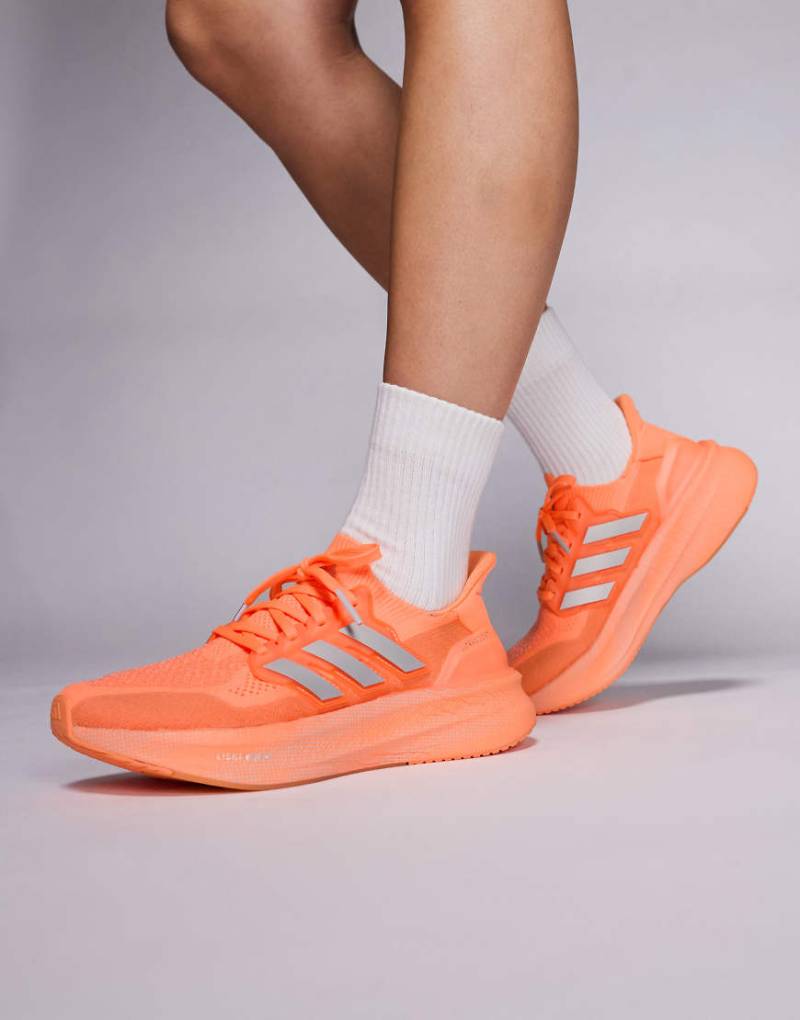 adidas Running - Ultraboost 5 Multirun - Sneaker in Silber und Orange von adidas performance