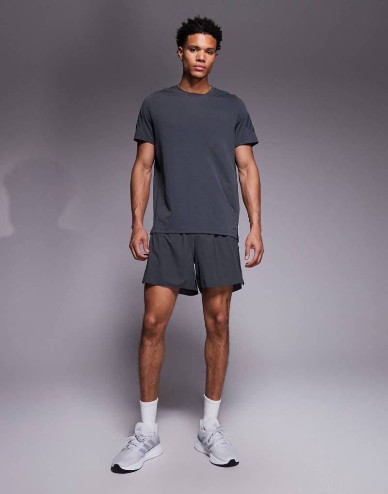 adidas Running - adi365 - Shorts in Dunkelgrau mit den 3 Streifen von adidas performance