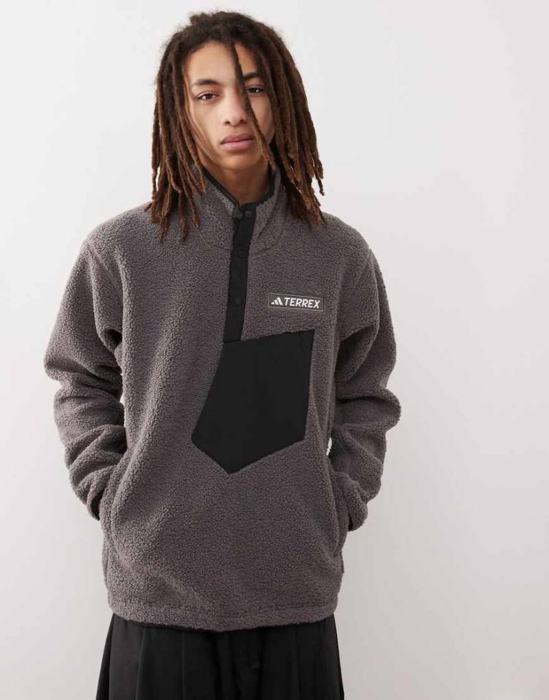 adidas - Terrex - Unisex-Pullover aus Teddyfell-Fleece in Anthrazit-Grau von adidas performance